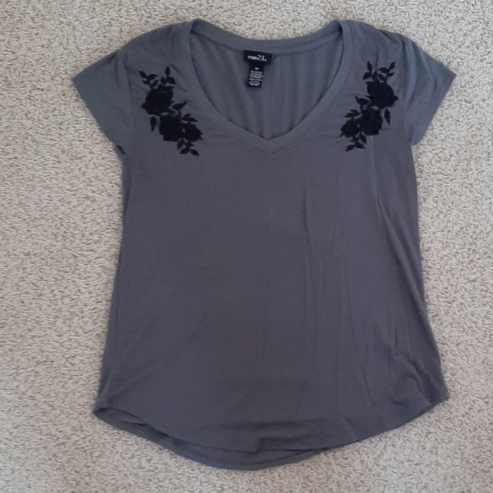 Gray floral t-shirt, hardly worn